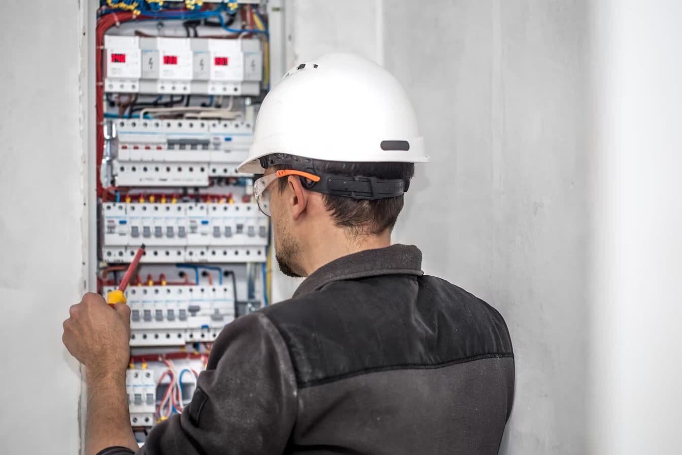 BMZ ELEC – Électricien au travail